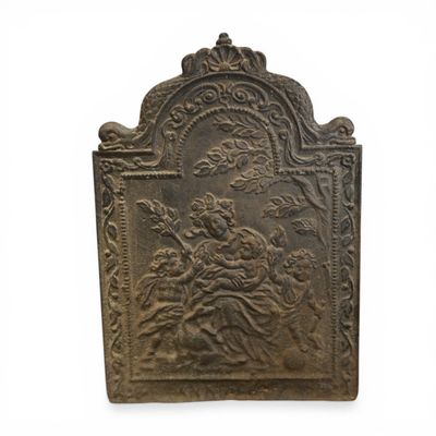 une vieille plaque en fonte représentant une femme à cheval et un homme à cheval