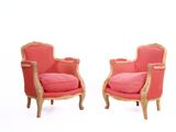 une paire de chaises rouges avec des coussins roses, sur fond blanc