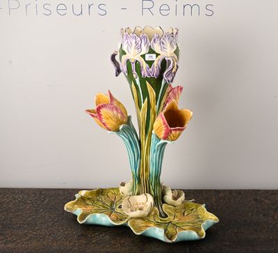 un vase contenant des fleurs, posé sur une table