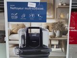 un carton contenant un aspirateur posé sur une table