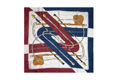 un gros plan d'une écharpe ornée d'instruments de musique sur un fond rouge, blanc et bleu