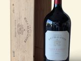 une bouteille de vin posée à côté d'une caisse en bois
