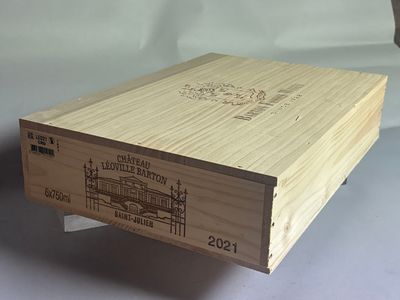 une boîte en bois sur laquelle est représenté un train
