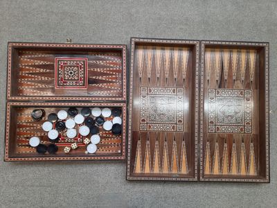 deux dés en bois et un plateau de jeu dans un coffret en bois