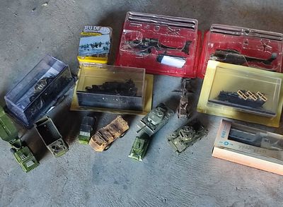 beaucoup de véhicules militaires miniatures qui traînent par terre