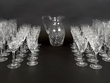 beaucoup de verres à vin et un pichet sur la table