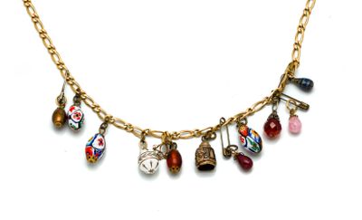 une photo d'un collier en or orné de diverses breloques