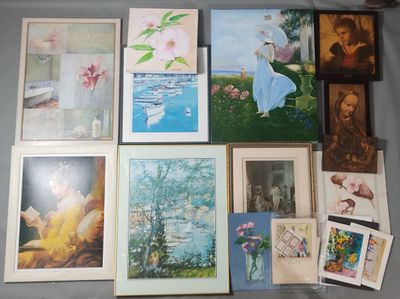 de nombreuses photos encadrées accrochées au mur d'une pièce