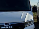 deux camionnettes garées l'une à côté de l'autre sur le bord de la route