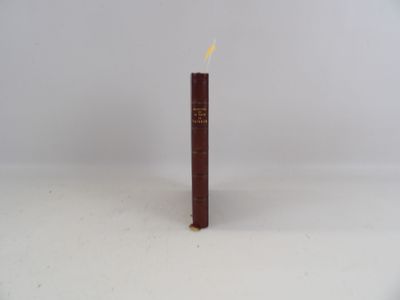 la bougie est allumée sur une surface blanche, avec un fond blanc