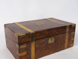 une boîte ancienne en bois, ornée de garnitures en laiton et dotée d'un couvercle