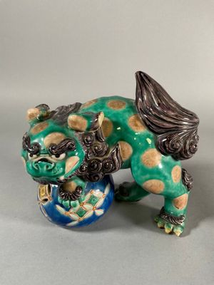 Sujet en céramique émaillée polychrome sur fond vert représe…