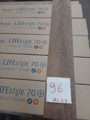 plusieurs paquets de papier toilette « lifestyle » empilés les uns sur les autres
