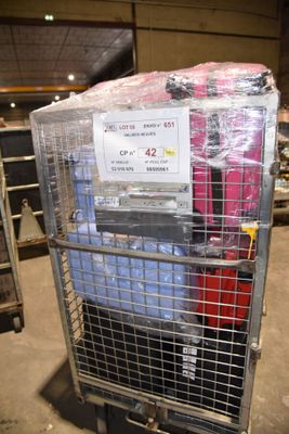 un chariot rempli de bagages, garé dans un entrepôt