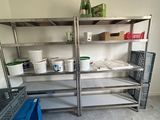 une étagère en métal sur laquelle sont posés des casseroles et des poêles