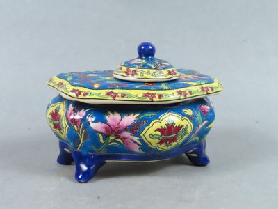 une image représentant une boîte bleue et jaune ornée de fleurs