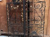 paire de portails anciens en fer forgé ornés de fleurs et de volutes