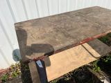 une table posée dans l'herbe près d'un bâtiment