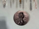une image représentant une horloge sur laquelle figure le portrait d'une femme