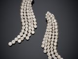 une paire de boucles d'oreilles à clip en perles et diamants