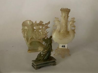 deux vases posés l'un à côté de l'autre sur une table