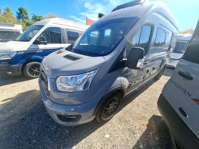 une camionnette argentée garée sur un parking