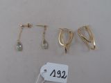 trois paires de boucles d'oreilles et une étiquette sur un fond blanc