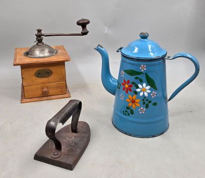 une théière bleue et un moulin à café en bois placés l'un à côté de l'autre