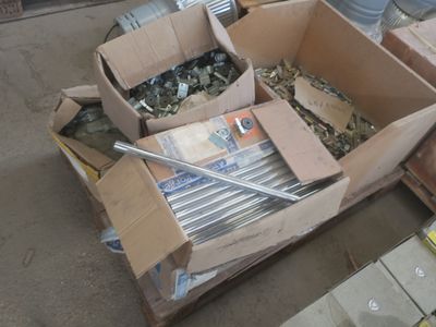 une boîte remplie d'objets divers posée par terre
