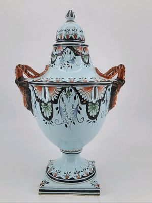Vase balustre couvert en faïence émaillée à décor peint poly…