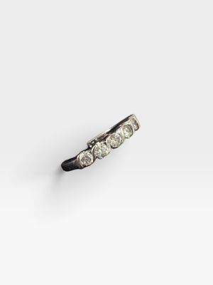une bague composée de trois pierres, avec trois diamants sur fond blanc
