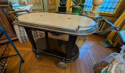 une table posée sur un chariot au milieu d'une pièce