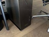 un ordinateur de bureau posé sur un bureau, à côté d'une chaise
