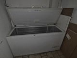 une baignoire dans un coin d'une salle de bains au sol carrelé