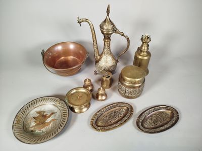 un grand nombre d'objets anciens posés sur une table