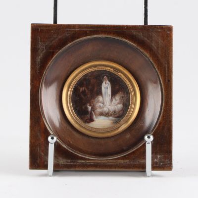 tableau représentant une femme assise sur un banc, dans un cadre en bois