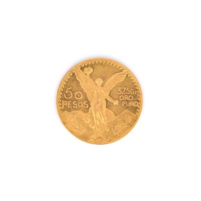 l'image d'un gros plan d'une pièce d'or sur une surface blanche
