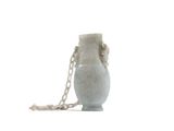 un vase blanc auquel est attachée une chaîne
