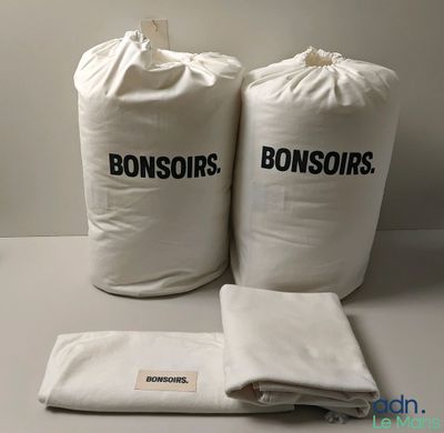 deux sacs de Bonsors posés l'un à côté de l'autre sur une table