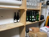 de nombreuses bouteilles de vin posées sur les étagères de la pièce