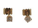 une paire de boucles d'oreilles en or et diamants sur fond blanc