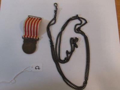 une photo d'un collier sur lequel est posé un chapeau
