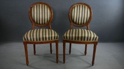 paire de chaises anciennes avec des assises rembourrées à rayures