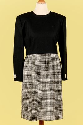 une robe noire et blanche sur un mannequin mannequin mannequin mannequin mannequin mannequin mannequin mannequin mann