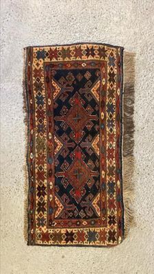 un gros plan d'un tapis accroché au mur, sur fond blanc