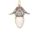 un pendentif ancien en émail doré, blanc et rose, orné d'un oiseau