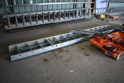une grande machine placée au milieu d'une pièce