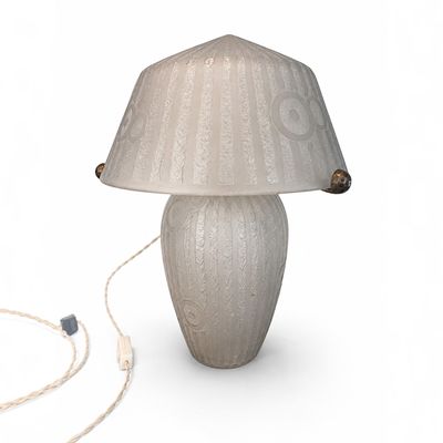 une lampe posée sur une table à côté d'un cordon