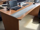 un bureau sur lequel sont posés deux ordinateurs et un ordinateur portable