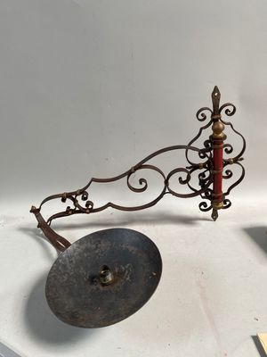 un objet métallique posé sur une table